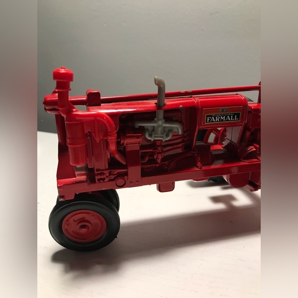 ERTL 1:16 Scale McCormick Deering Farmall F-20 Tractor - Picture 8 of 9